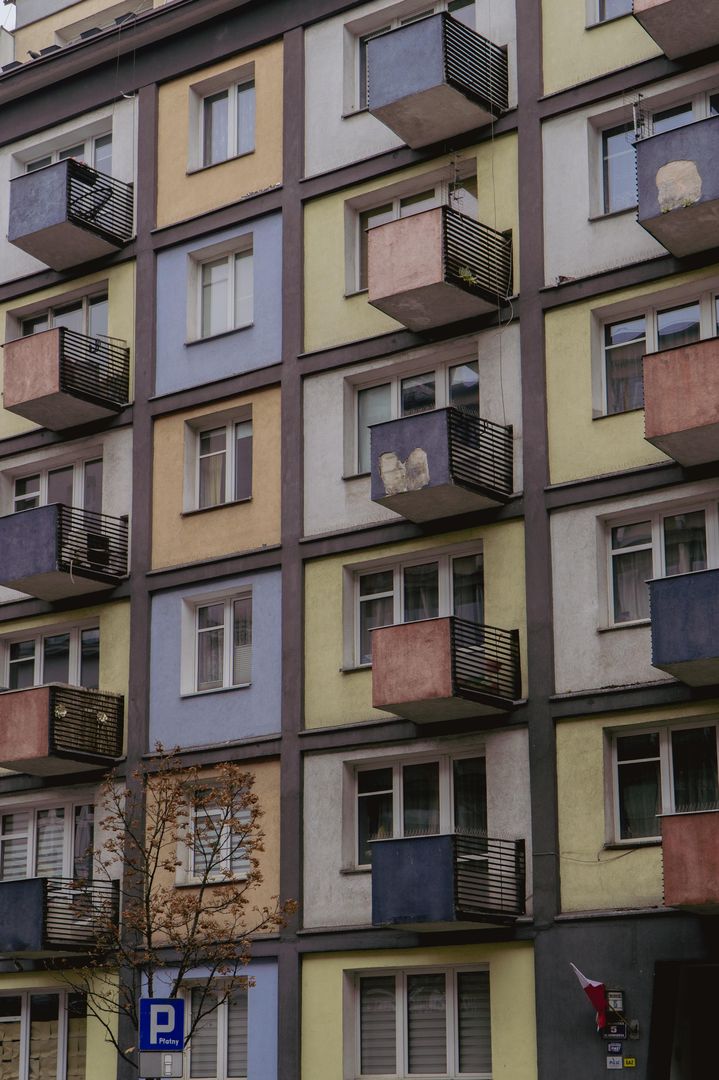 Mazowiecka 5 w Krakowie. Kolorowa plomba