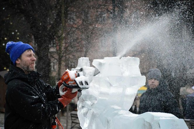 Rekordziści Guinnessa w rzeźbieniu w lodzie na przemyskim jarmarku świątecznym