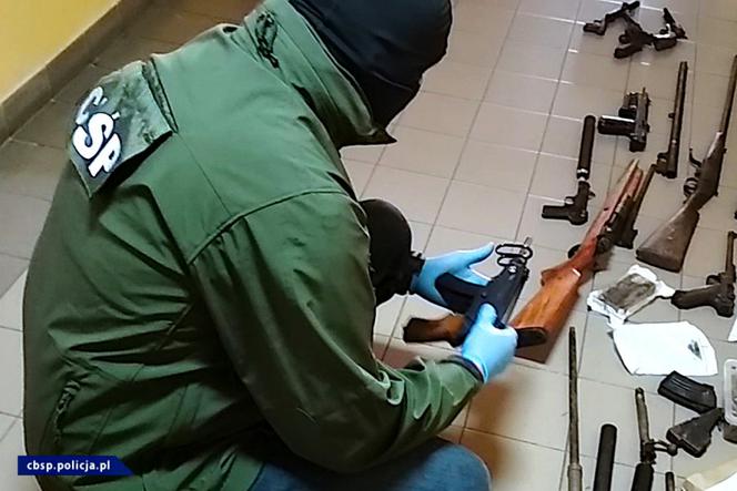Ogromna akcja CBŚP! Zatrzymani mieli tyle broni i amunicji, że mogliby z nich zrobić ładunki wybuchowe