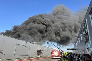 Gigantyczny pożar hali w Wólce Kosowskiej. Kłęby czarnego dymu widać z kilkudziesięciu kilometrów
