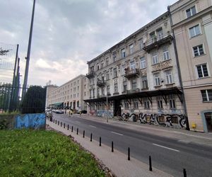 Ludzie usłyszeli huk, z okien buchnął pył. Runęła część zabytkowej kamienicy w Śródmieściu