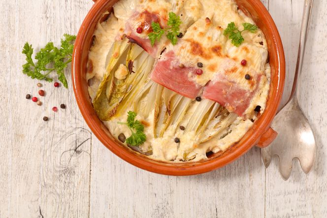 Cykoria pod beszamelem -  zapiekana z szynką albo boczkiem: prosty przepis