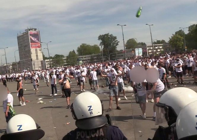 Służby opublikowały szokujące nagranie. Kibice rzucali w policjantów szklanymi butelkami. „Zatrzymali blisko 100 osób”.