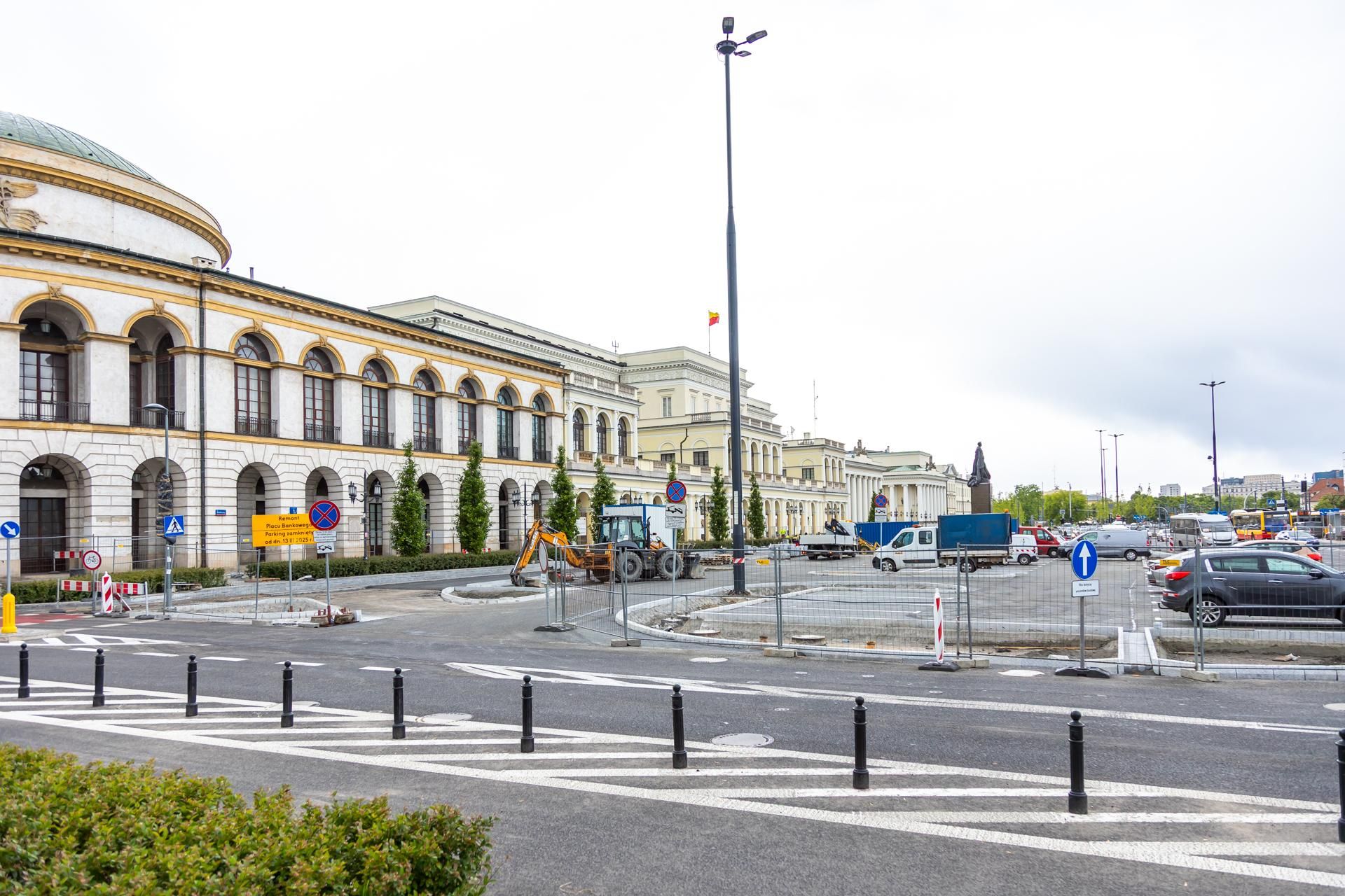 Sadzenie zieleni na placu Bankowym w maju 2025 r.