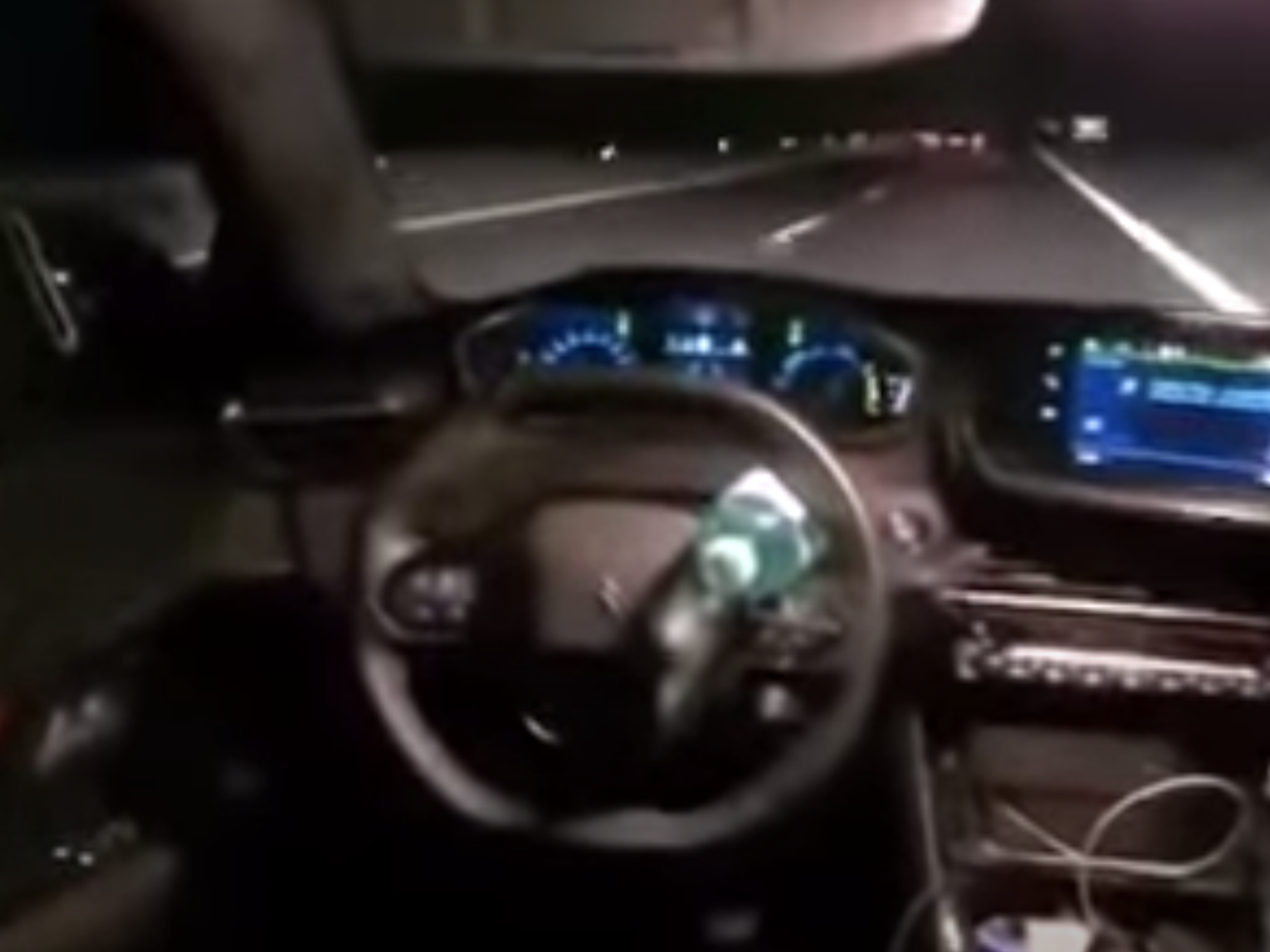 Próbował oszukać swój samochód. Szybko tego pożałował