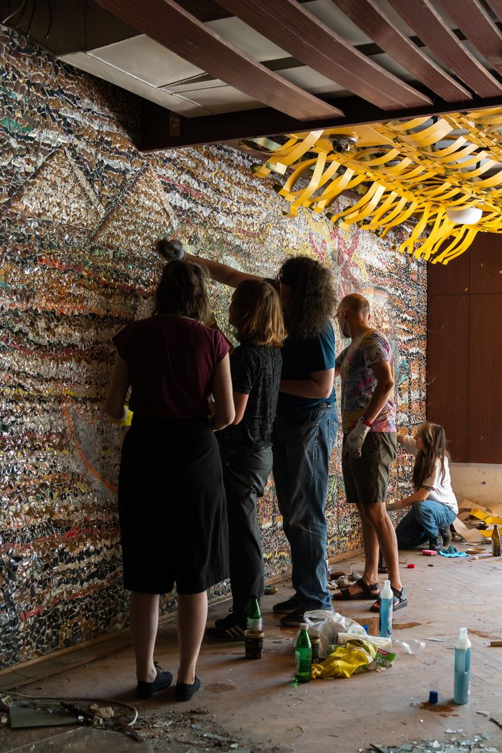 Czyszczenie mozaiki w Kiekrzu z bazgrołów