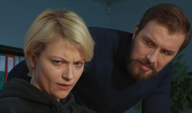 Barwy szczęścia odc. 2632. Ada (Kamila Janik), policjant Marcin Kodur (Oskar Stoczyński)