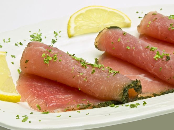 Schab suszony w piekarniku - przepis na domową wędlinę