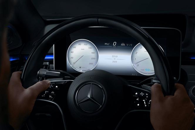 (2021) Nowy Mercedes-Benz Klasy S i jego nowoczesne wnętrze