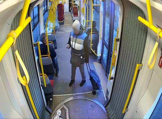 Szokujące sceny z tramwaju w Warszawie. Opublikowano właśnie nagranie. „Trzymaj się mocno”