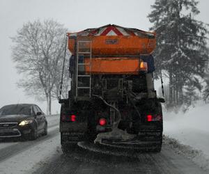 Olsztyńscy drogowcy gotowi na Akcję Zima. Do ich dyspozycji jest sól drogowa oraz pługi
