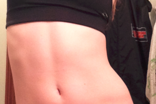 Kolorowe włosy pod pachami