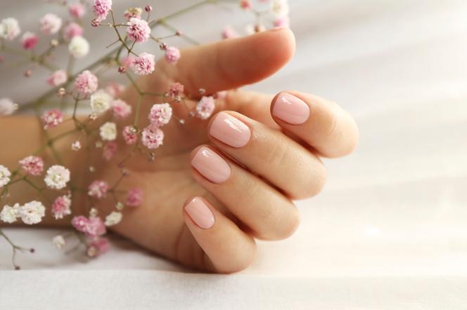 Modny manicure na krótkie paznokcie