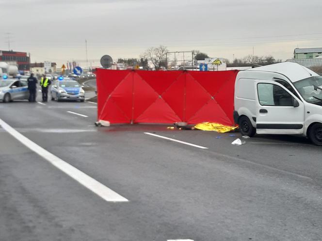 Tragiczny wypadek na S7: TIR zmiótł osobówkę z drogi