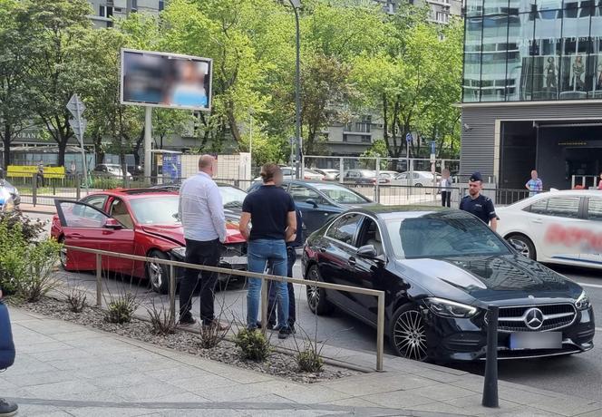 Kierowca BMW w szale ranił dwóch policjantów. Sensacyjny pościg w centrum miasta