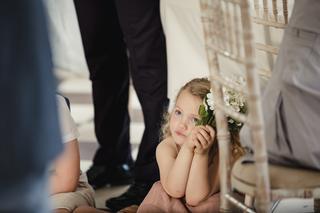 Czy iść z dzieckiem na wesele? Co robić, gdy  para młoda nie życzy sobie kilkuletnich gości?