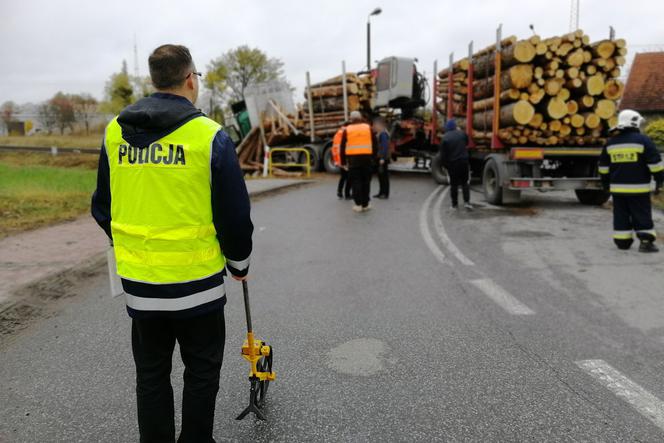 O krok od tragedii w powiecie świeckim. Kierowca ciężarówki wjechał na tory i zderzył się z drezyną! [ZDJĘCIA]