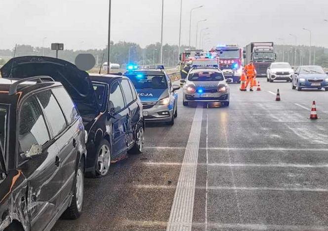 Śmiertelny wypadek na A1 pod Łodzią! Tir staranował dwie osobówki na pasie awaryjnym