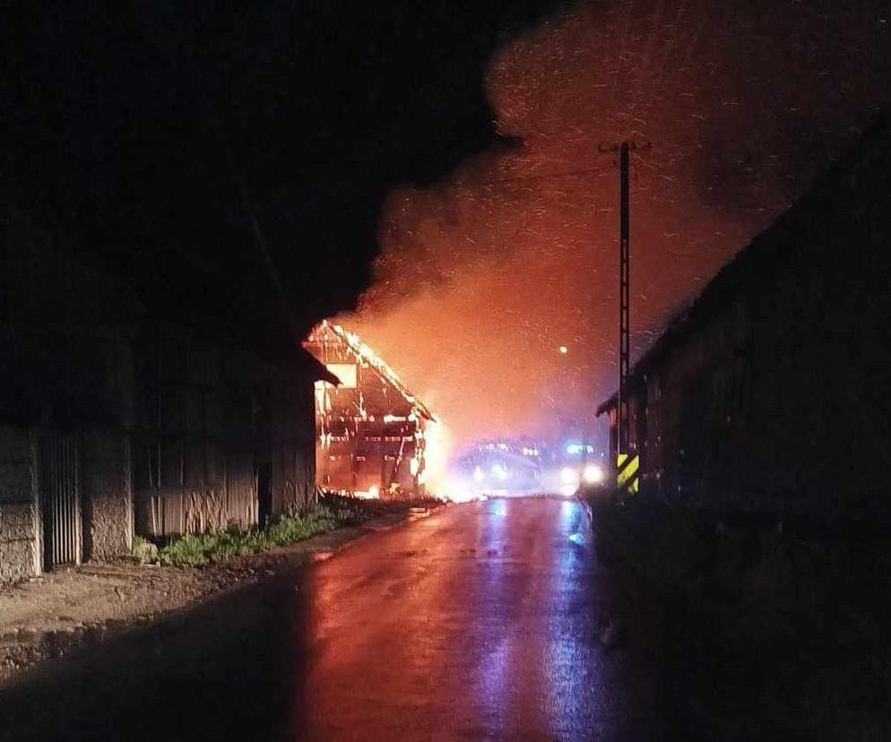 ​Pożar stodoły i samochodu strażackiego. Pracowita noc w rawickim