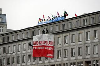 Aktywiści Greenpeace na dachu ministerstwa. Grozi im sąd!