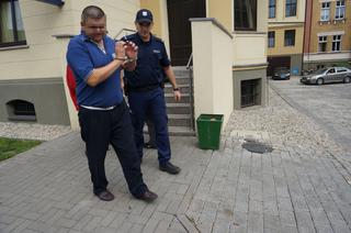 Krupski Młyn. 1,5-roczny chłopczyk wypadł z balkonu. Opiekunowie nic nie widzieli, bo pili w tym czasie ALKOHOL!