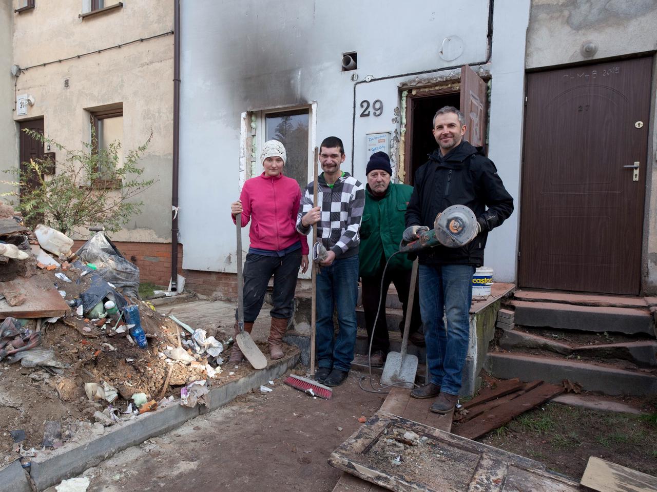 Sąsiedzi pomnagają nam odbudować dom