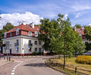 Osiedle Wyspiańskiego w Warszawie - zdjęcia. Z góry wygląda jak wielki wykrzyknik