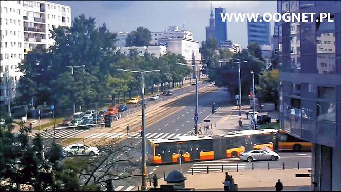 Tak mercedes taranuje autobus