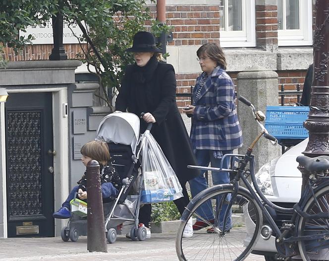 Adele z synem - 3-letni syn Adele nadal jeździ w wózku