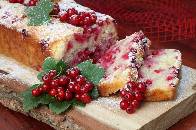 Letnie ciasto jogurtowe z porzeczkami – puszyste, lekkie, przepyszne