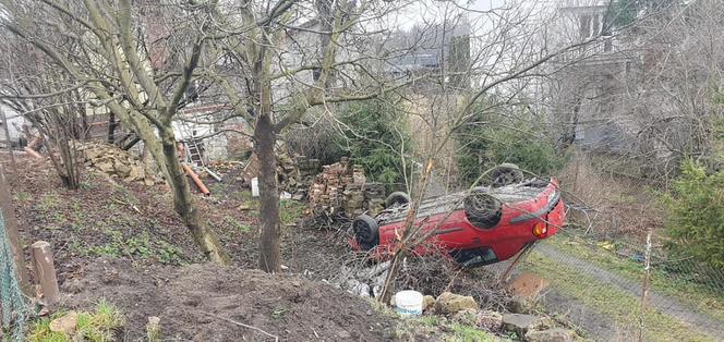 Dąbrowa Górnicza: Auto wyleciało z drogi i dachowało na prywatnej posesji