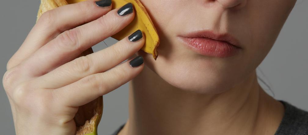 Nie wyrzucaj skórek od banana. Dermatolog radzi: mają świetny wpływ na skórę