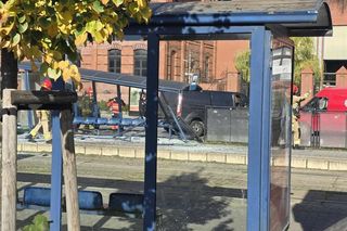 Samochód dachował, a potem uderzył w przystanek! Koszmarny wypadek w Bydgoszczy