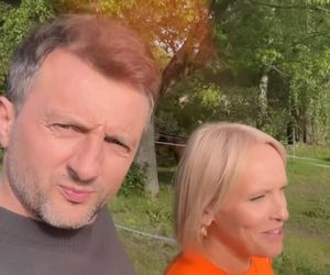 M jak miłość nowy sezon. Dorota (Iwona Rejzner), Bartek (Arkadiusz Smoleński) na planie