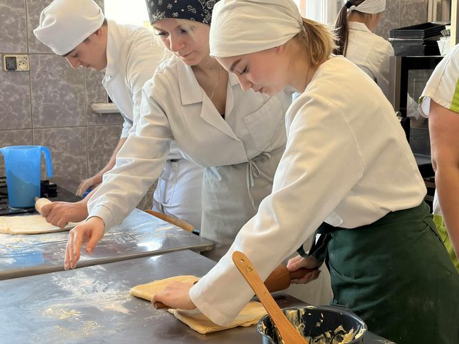 Uczniowie grudziądzkiego "Gastronomika" przygotowali rogale na Św. Marcina