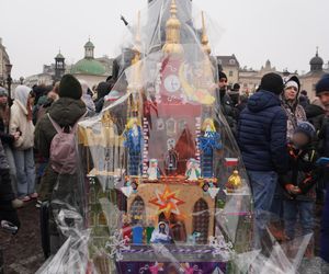 Wystawa szopek na Rynku Głównym w Krakowie przed 82. edycją konkursu