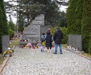 Tłumy na cmentarzu przy ul. Poprzecznej. Olsztynianie odwiedzają groby bliskich [ZDJĘCIA]