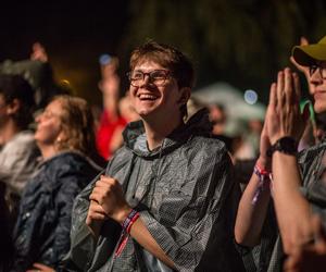 Tłumy na piątkowych koncertach podczas OFF Festivalu