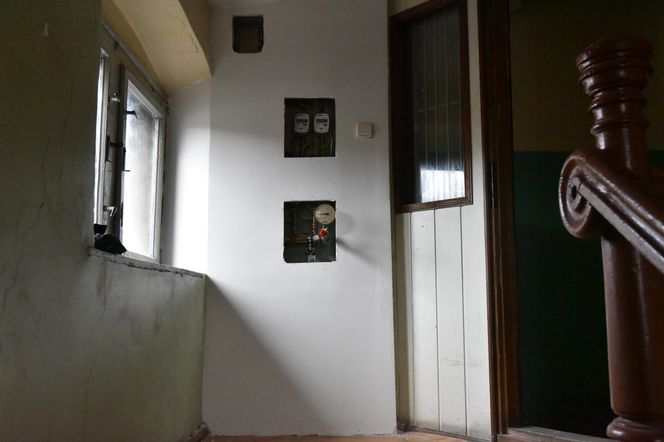 Marzną w swoich domach! Zlikwidowano im piece i nie podłączono do sieci ciepłowniczej!