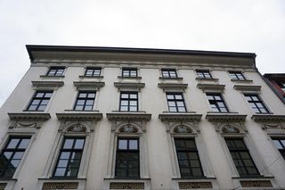 To jedna z najsłynniejszych kamienic w Krakowie. Znajduje się w niej hotel, w którym mieszkał car