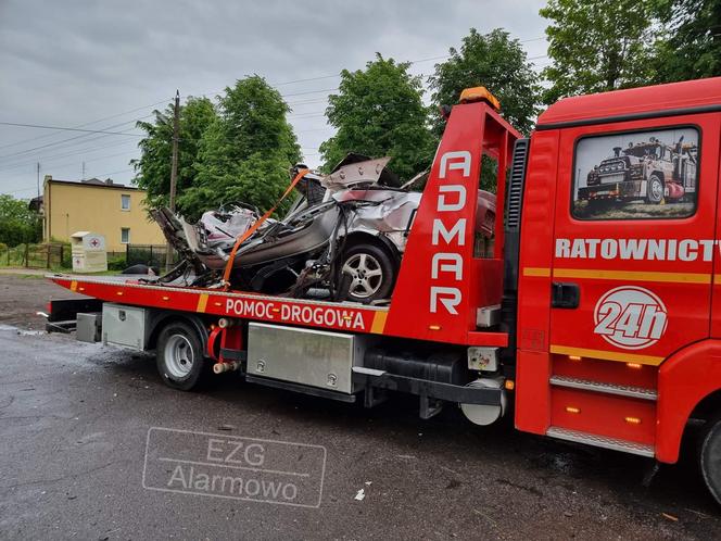 Śmiertelny wypadek w Bratoszewicach. Opel rozbił się o drzewo. Nie żyje 32-latek [ZDJĘCIA]