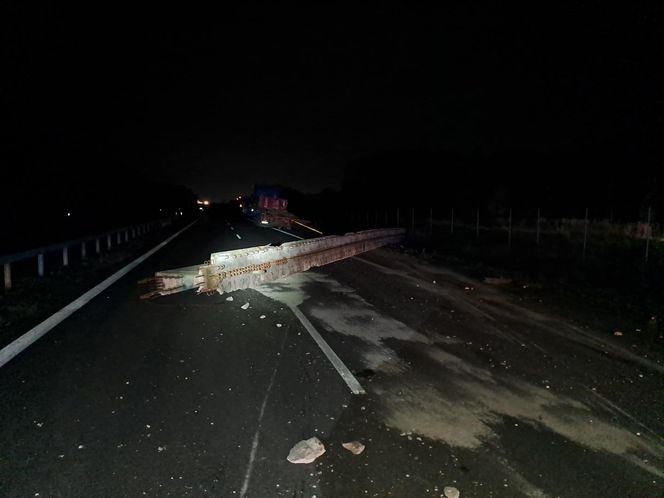 Powiat Garwoliński: na S17 naczepa zjechała do rowu, rozrzucając metalowe belki mostowe