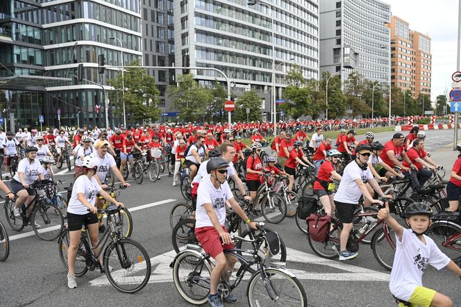 Biało-czerwonym peletonem rowerzyści uczcili Powstanie Warszawskie 
