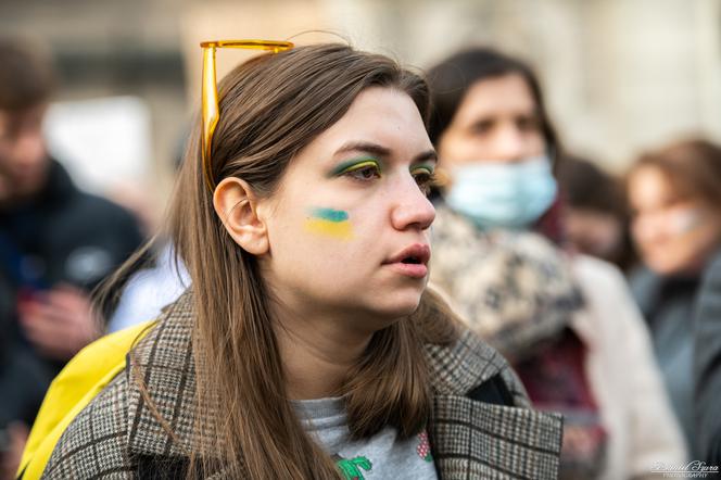  Kraków solidarny z Ukrainą. Setki osób przyszło na manifestację [ZDJĘCIA]