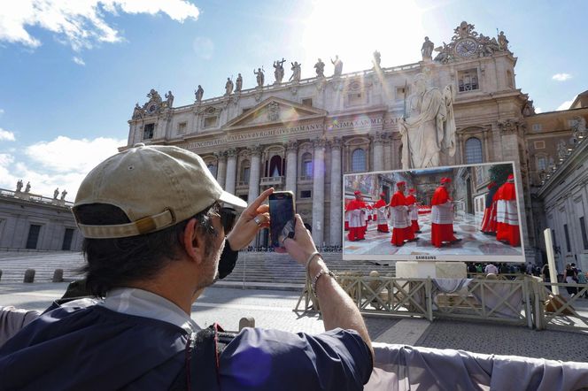 Z OSTATNIEJ CHWILI: Rozpoczęło się konklawe 2025 – kardynałowie złożyli przysięgę w Kaplicy Sykstyńskiej
