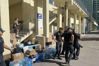 Pakowanie darów dla powodzian