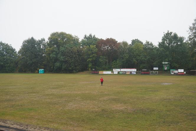 Zniszczona murawa na stadionie w Skarżysku