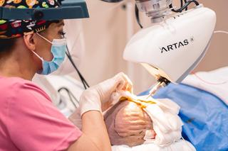 Poparzony górnik odzyskał włosy. Skomplikowany przeszczep przeprowadził światowej klasy chirurg.