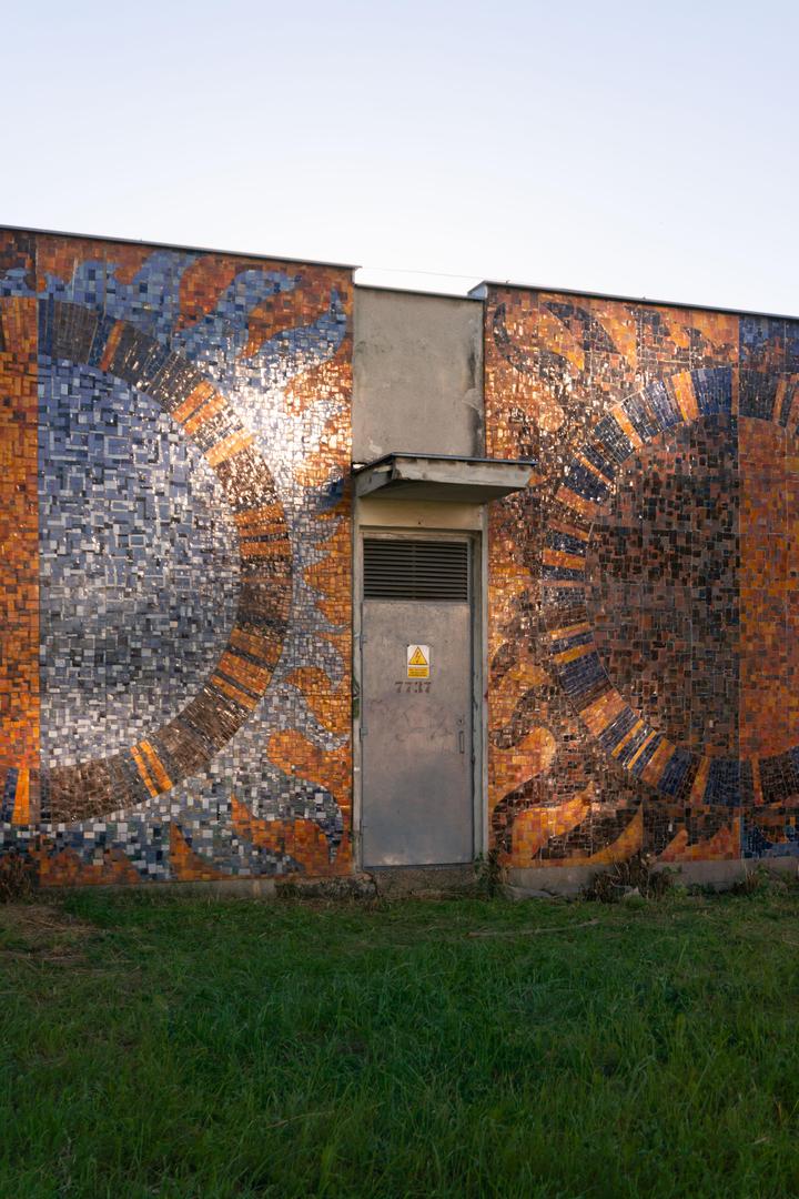 Wielkie czyszczenie mozaiki na Szpitalu Banacha - zdjęcia. Zniknęły bazgroły i chaszcze