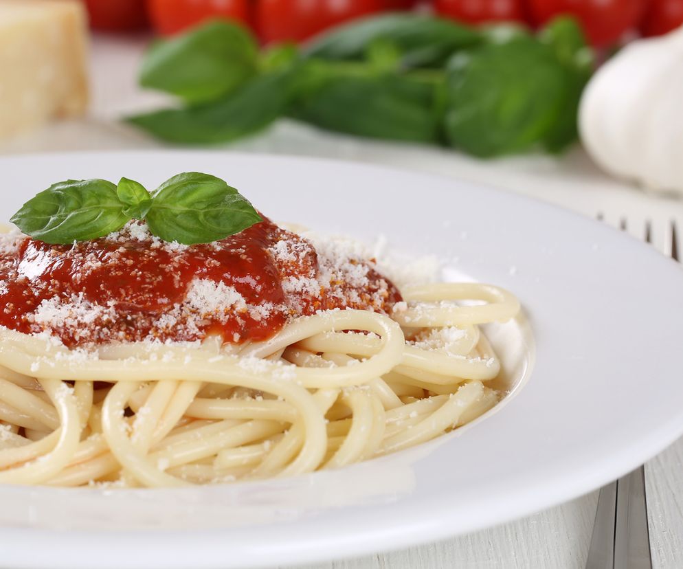 Spaghetti napoli - przepis na klasyczny prosty sos do spaghetti